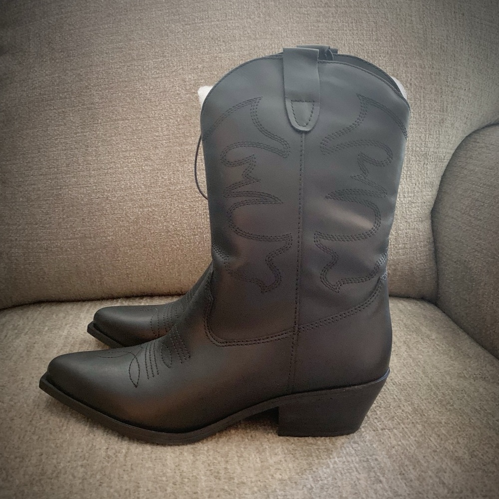 Ladie’s western boots, by Steve Madden, NWTS. Leather outside, size 9.  Black